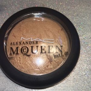 Mac Mineralized Skinfinish| Alexander McQueen Skinfinish highlighter.